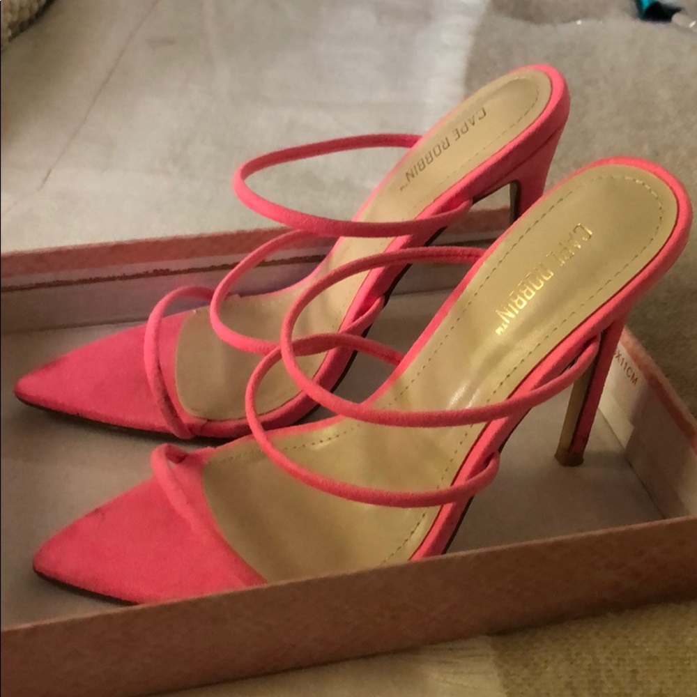 Pointed pink pumps